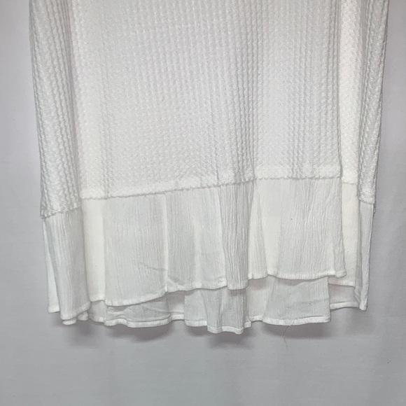 White Textured V-Neck Tank Top - Picture 4 of 7